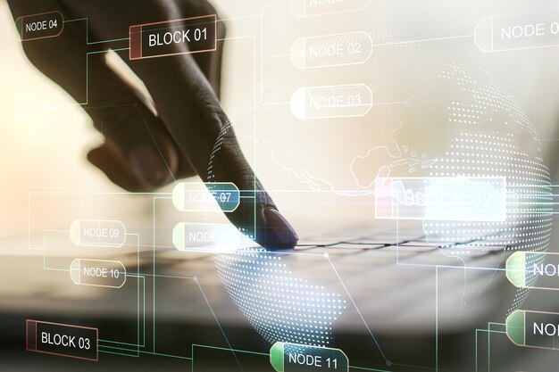 Exposición múltiple de boceto de codificación creativa abstracta con mapa del mundo y manos escribiendo en el teclado de la computadora sobre inteligencia artificial de fondo y concepto de redes neuronales