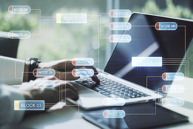 Exposición múltiple de un boceto de codificación gráfica abstracta con las manos escribiendo en el teclado de la computadora en el fondo de big data y el concepto de redes