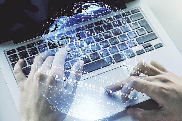 Exposición múltiple de boceto de codificación gráfica abstracta con mapa del mundo y manos escribiendo en el teclado de la computadora en el fondo de big data y concepto de redes