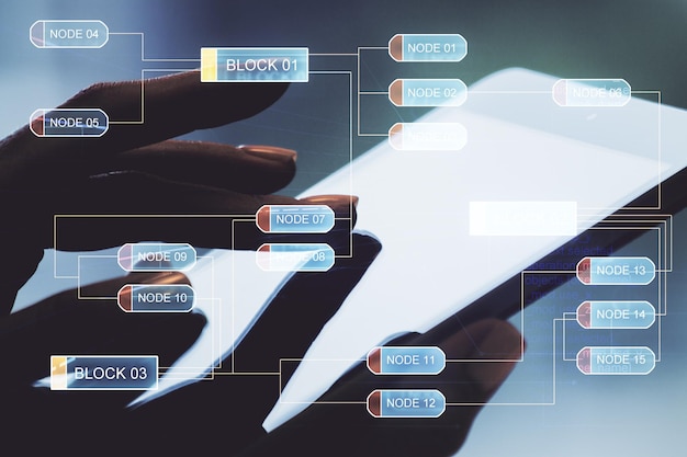 Exposición múltiple de boceto de codificación gráfica abstracta y trabajo manual con una tableta digital en el fondo de grandes datos y concepto de redes