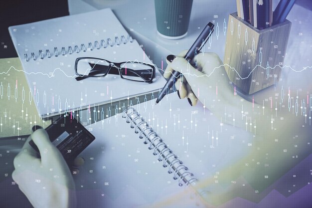 Exposición múltiple de compras en línea de mujeres con una tarjeta de crédito y un gráfico financiero dibujando el concepto de comercio electrónico del mercado de valores