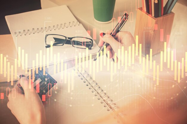 Exposición múltiple de compras en línea de mujeres con una tarjeta de crédito y un gráfico financiero dibujando el concepto de comercio electrónico del mercado de valores