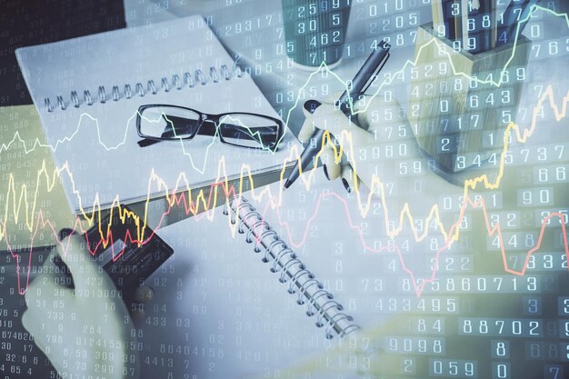 Exposición múltiple de compras en línea de mujeres con una tarjeta de crédito y un gráfico financiero dibujando el concepto de comercio electrónico del mercado de valores