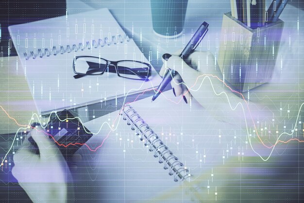 Exposición múltiple de compras en línea de mujeres con una tarjeta de crédito y un gráfico financiero dibujando el concepto de comercio electrónico del mercado de valores