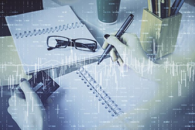 Exposición múltiple de compras en línea de mujeres con una tarjeta de crédito y un gráfico financiero dibujando el concepto de comercio electrónico del mercado de valores