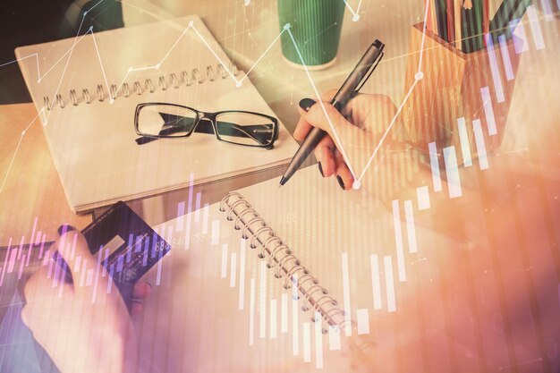 Exposición múltiple de compras en línea de mujeres con una tarjeta de crédito y un gráfico financiero dibujando el concepto de comercio electrónico del mercado de valores