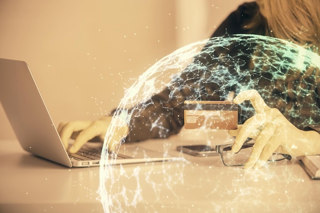 Exposición múltiple de compras en línea de mujeres con una tarjeta de crédito y un tema de red social dibujando el concepto de comercio electrónico de relaciones