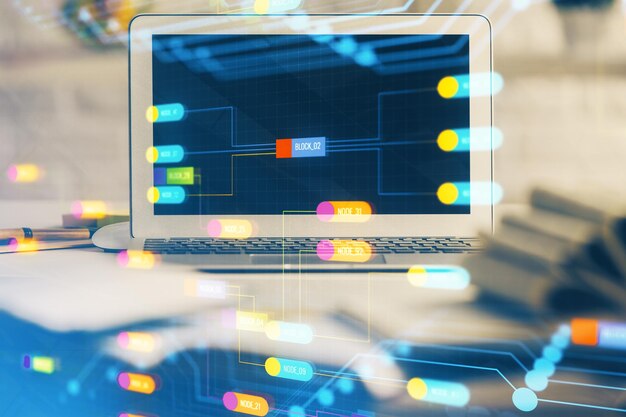 Exposición múltiple de computadora de escritorio y holograma de tema de tecnología Concepto de desarrollo de software