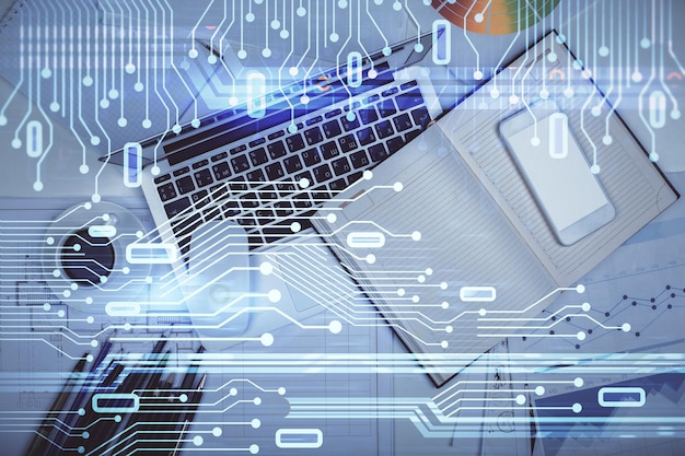 Exposición múltiple de datos dibujando holograma sobre vista superior del fondo del escritorio de estudio con computadora Concepto de tecnología