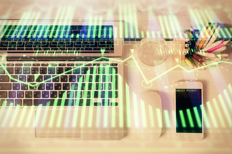 Foto exposición múltiple de datos dibujando holograma sobre vista superior del fondo del escritorio de estudio con computadora concepto de tecnología