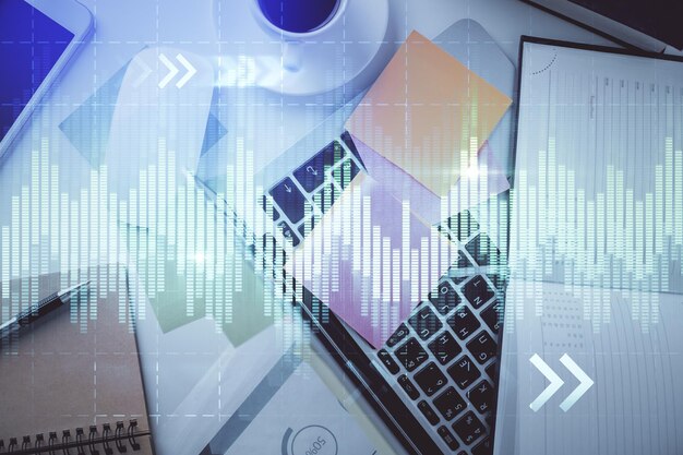 Exposición múltiple del dibujo del gráfico financiero sobre el fondo de la tabla con concepto de computadora de investigación y análisis Vista superior