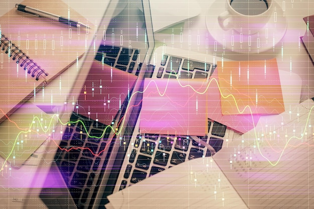 Exposición múltiple del dibujo del gráfico financiero sobre el fondo de la tabla con concepto de computadora de investigación y análisis Vista superior