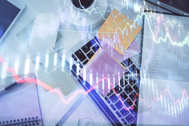 Exposición múltiple del dibujo del gráfico financiero sobre el fondo de la tabla con concepto de computadora de investigación y análisis Vista superior