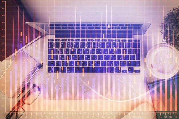 Exposición múltiple del dibujo del gráfico financiero sobre el fondo de la tabla con concepto de computadora de investigación Vista superior