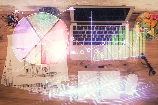 Exposición múltiple del dibujo del gráfico financiero sobre el fondo de la tabla con concepto de computadora de investigación Vista superior