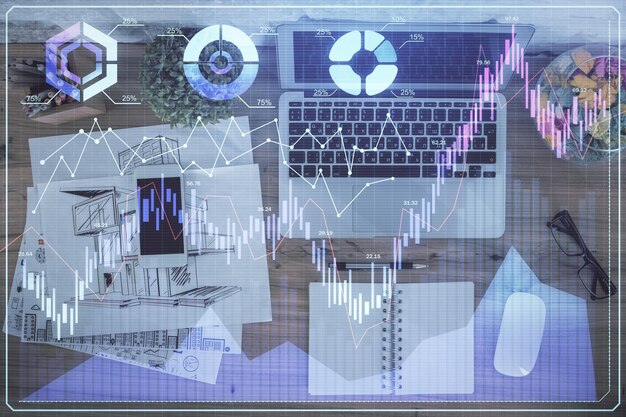 Exposición múltiple del dibujo del gráfico financiero sobre el fondo de la tabla con concepto de computadora de investigación Vista superior