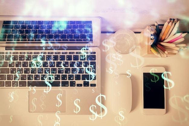 Exposición múltiple del dibujo gráfico de forex sobre fondo de escritorio con computadora Concepto de análisis financiero Vista superior