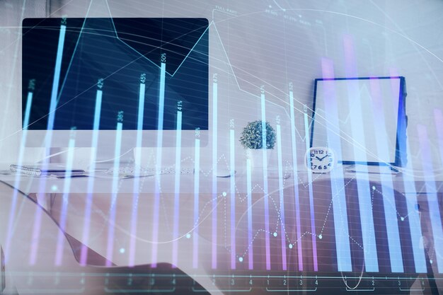 Exposición múltiple del dibujo del gráfico del mercado de valores y el fondo interior de la oficina Concepto de análisis financiero