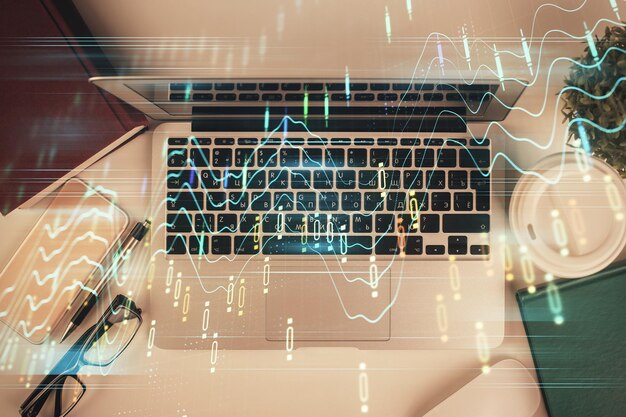 Exposición múltiple del dibujo de gráficos financieros sobre el fondo de la tabla con el ordenador Concepto de investigación Vista superior