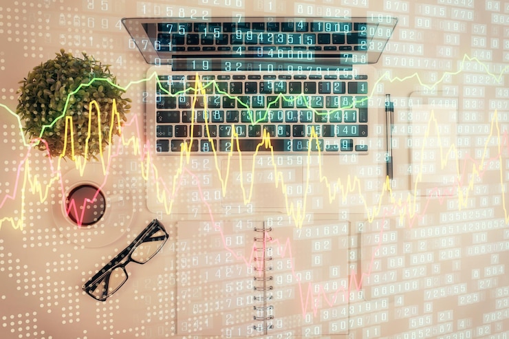 Foto exposición múltiple del dibujo de gráficos forex sobre el fondo de la mesa con computadora concepto de investigación y análisis financiero vista superior