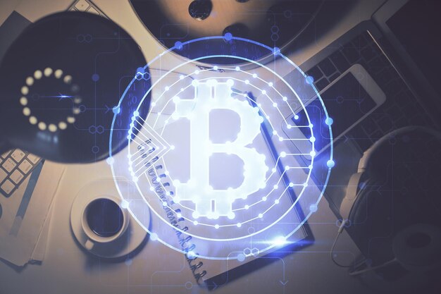 Exposición múltiple del dibujo del tema criptográfico y la vista superior de la mesa de trabajo Concepto de tecnología blockchain en los negocios