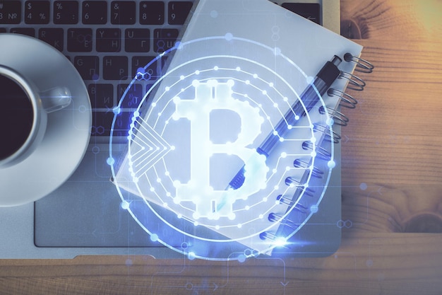 Exposición múltiple del dibujo del tema criptográfico y la vista superior de la mesa de trabajo Concepto de tecnología blockchain en los negocios
