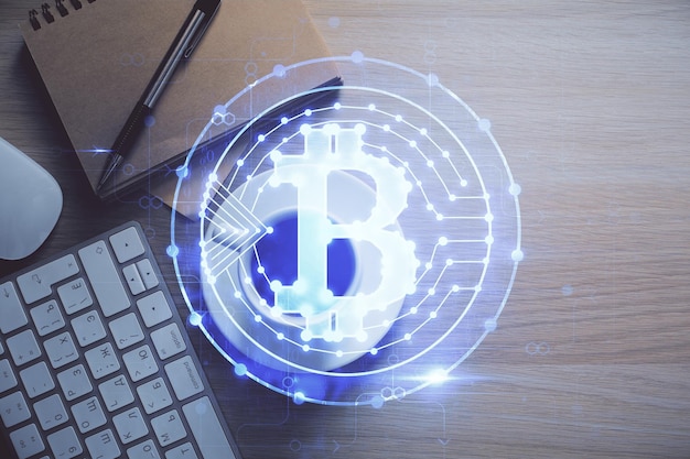 Exposición múltiple del dibujo del tema criptográfico y la vista superior de la mesa de trabajo Concepto de tecnología blockchain en los negocios