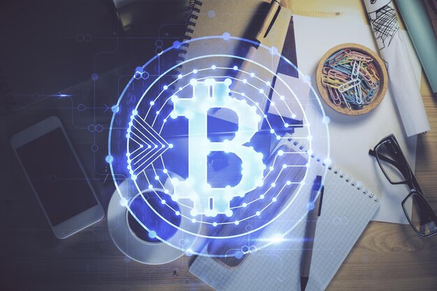 Exposición múltiple del dibujo del tema criptográfico y la vista superior de la mesa de trabajo Concepto de tecnología blockchain en los negocios