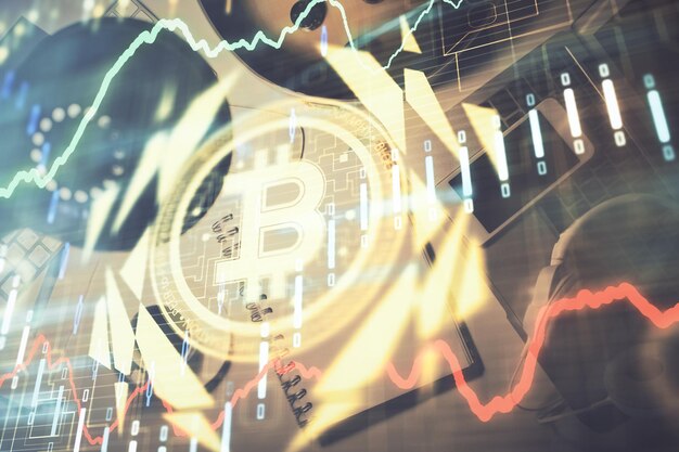 Exposición múltiple del dibujo del tema criptográfico y la vista superior de la mesa de trabajo Concepto de tecnología blockchain en los negocios