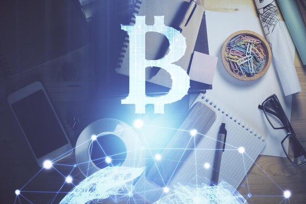 Exposición múltiple del dibujo del tema criptográfico y la vista superior de la mesa de trabajo Concepto de tecnología blockchain en los negocios
