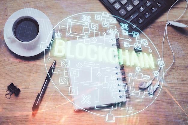 Exposición múltiple del dibujo del tema criptográfico y la vista superior de la mesa de trabajo Concepto de tecnología blockchain en los negocios