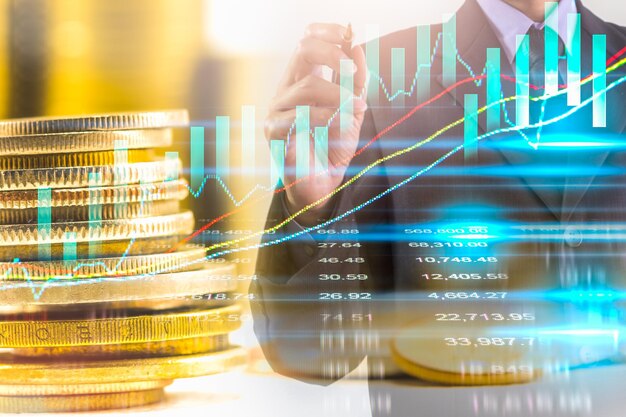 Exposición múltiple de empresarios con gráficos y monedas