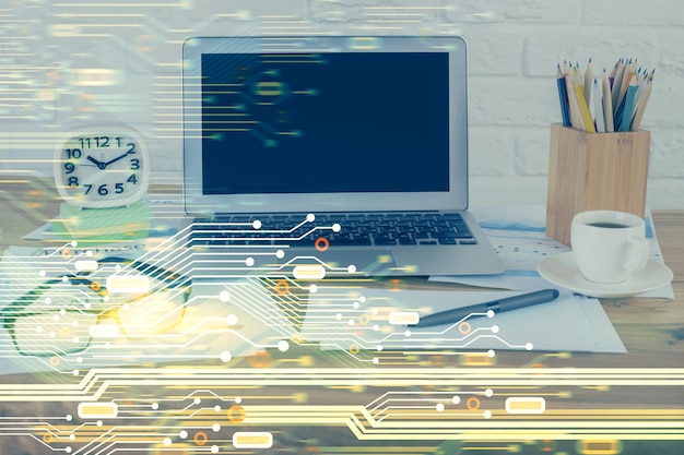 Exposición múltiple del escritorio con computadora en el fondo y dibujo temático tecnológico Concepto de big data