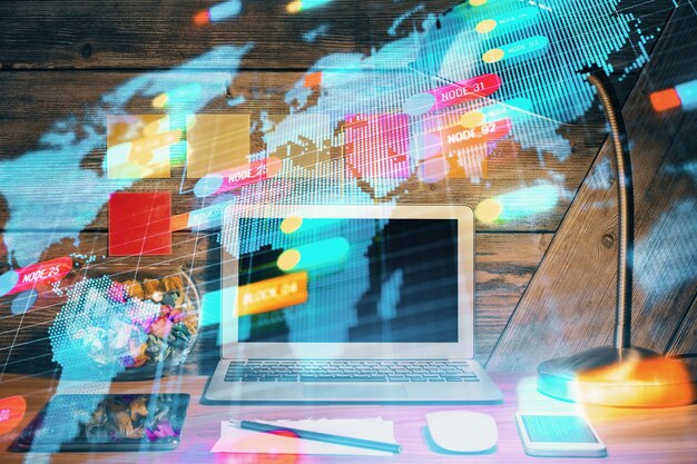 Exposición múltiple del escritorio con computadora en el fondo y dibujo temático tecnológico Concepto de big data