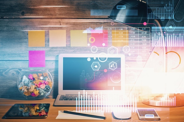 Exposición múltiple del escritorio con computadora en el fondo y dibujo temático tecnológico Concepto de big data