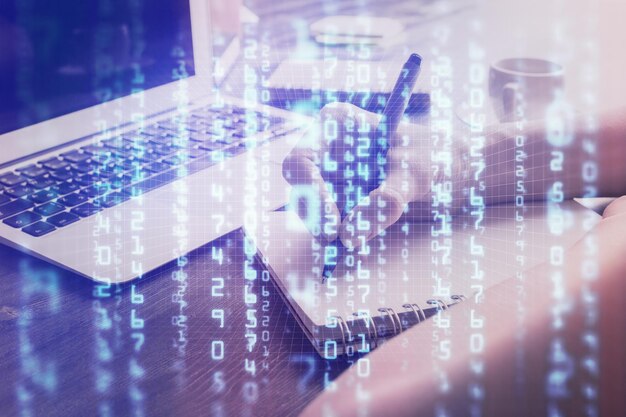 Exposición múltiple de escritura de manos en el fondo con holograma de solución de datos Concepto de tecnología