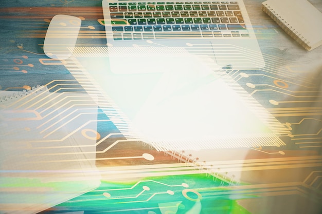 Exposición múltiple de escritura de manos en el fondo con holograma de solución de datos Concepto de tecnología