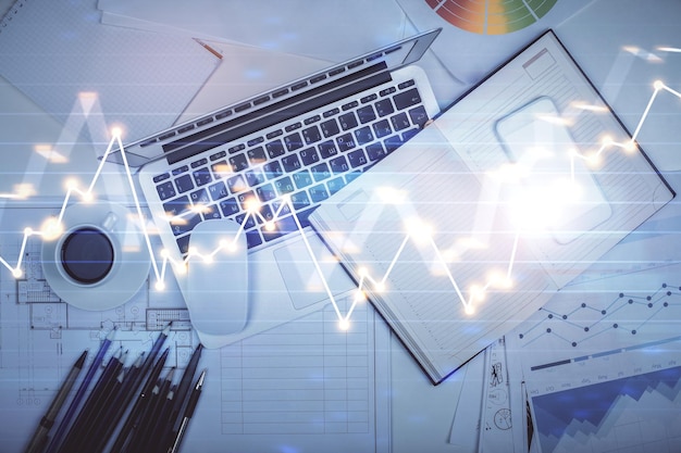 Exposición múltiple del gráfico de divisas dibujando sobre el fondo de la tabla con computadora Concepto de investigación y análisis financiero Vista superior