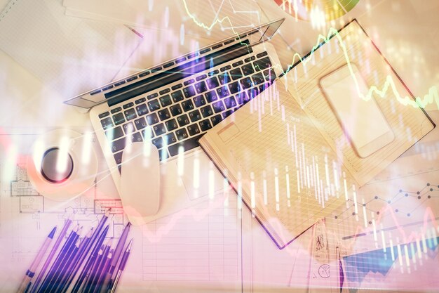 Exposición múltiple del gráfico de divisas dibujando sobre el fondo de la tabla con computadora Concepto de investigación y análisis financieros Vista superior