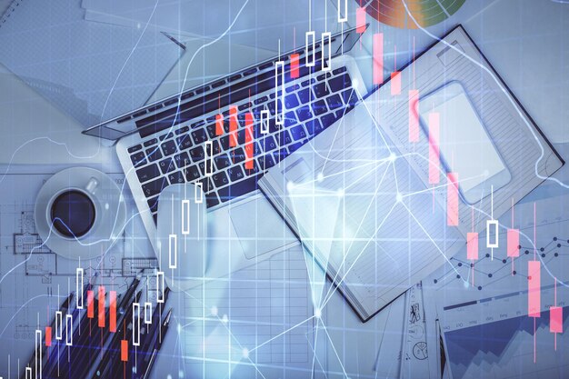 Exposición múltiple del gráfico de divisas dibujando sobre el fondo de la tabla con computadora Concepto de investigación y análisis financieros Vista superior