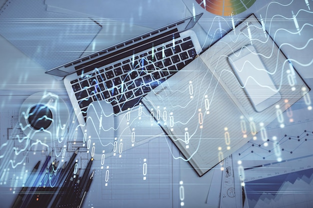 Exposición múltiple del gráfico de divisas dibujando sobre el fondo de la tabla con computadora Concepto de investigación y análisis financieros Vista superior