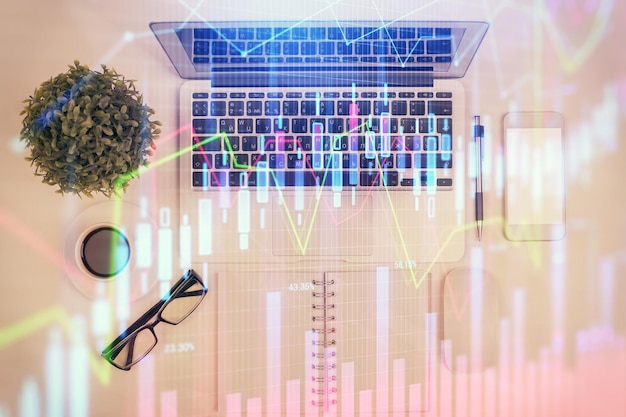 Exposición múltiple del gráfico de divisas dibujando sobre el fondo de la tabla con computadora Concepto de investigación y análisis financieros Vista superior