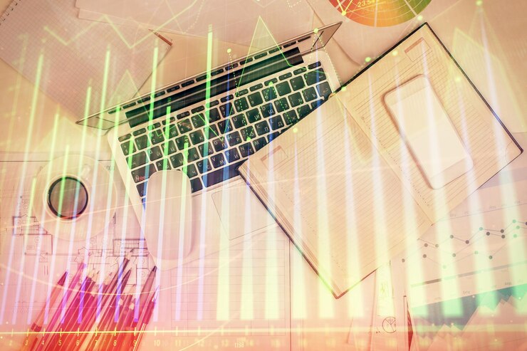 Foto exposición múltiple del gráfico de divisas dibujando sobre el fondo de la tabla con computadora concepto de investigación y análisis financieros vista superior