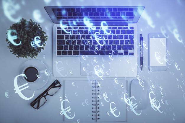 Exposición múltiple del gráfico de divisas dibujando sobre el fondo de la tabla con computadora Concepto de investigación y análisis financieros Vista superior