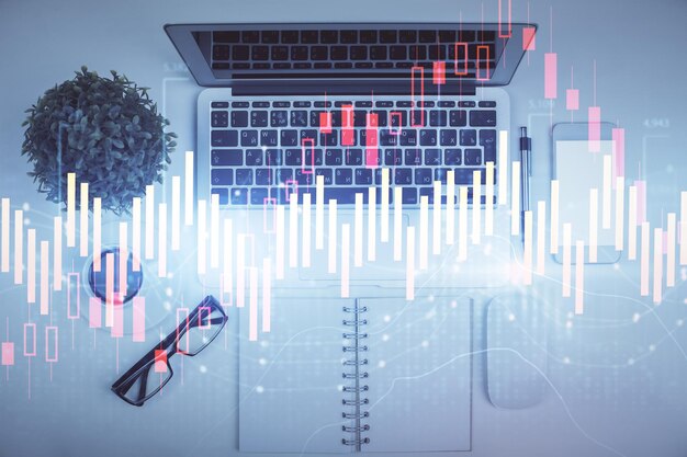 Exposición múltiple del gráfico de divisas dibujando sobre el fondo de la tabla con computadora Concepto de investigación y análisis financieros Vista superior