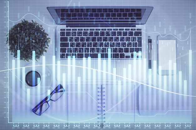 Exposición múltiple del gráfico de divisas dibujando sobre el fondo de la tabla con computadora Concepto de investigación y análisis financieros Vista superior