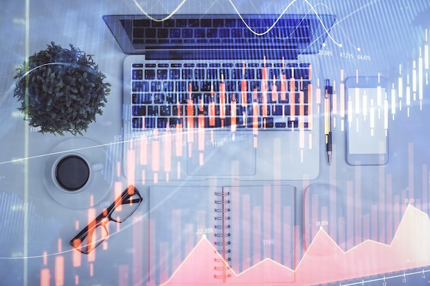 Exposición múltiple del gráfico de divisas dibujando sobre el fondo de la tabla con computadora Concepto de investigación y análisis financieros Vista superior