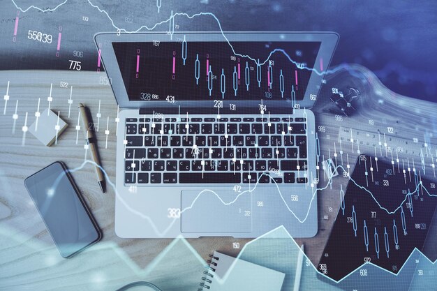 Exposición múltiple del gráfico de divisas y espacio de trabajo con computadora Concepto de comercio internacional en línea