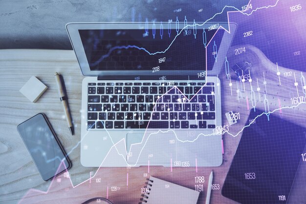 Exposición múltiple del gráfico de divisas y espacio de trabajo con computadora Concepto de comercio internacional en línea