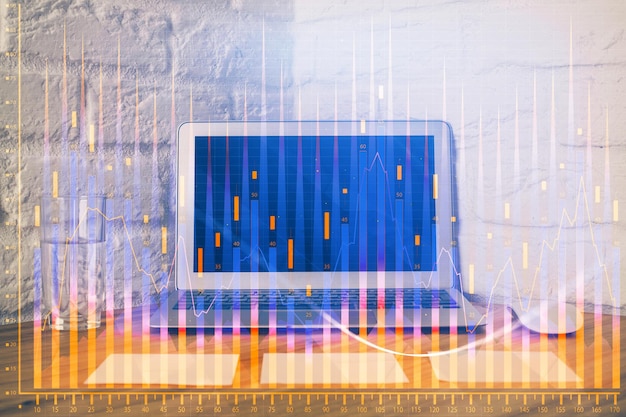 Exposición múltiple del gráfico de divisas y espacio de trabajo con computadora Concepto de comercio internacional en línea
